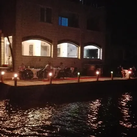 Delfin Restaurant Motel Küçükkuyu